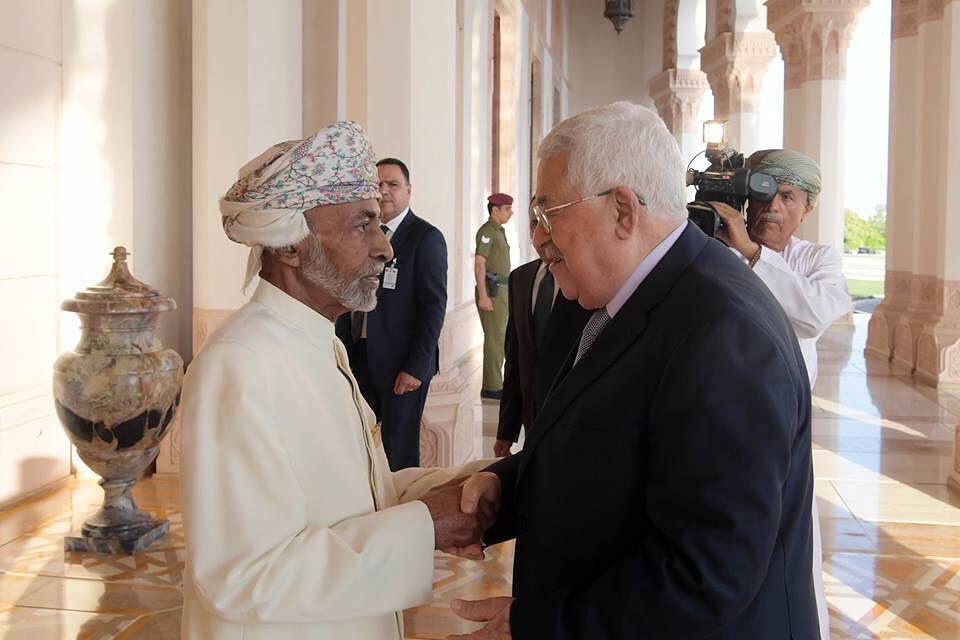 جلالة السلطان قابوس والرئيس الفلسطيني يبحثان تعزيز العلاقات الأخوية