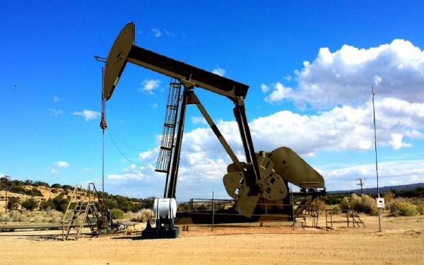 أسعار النفط تتراجع عالميا لأقل مستوى في عامين ونصف