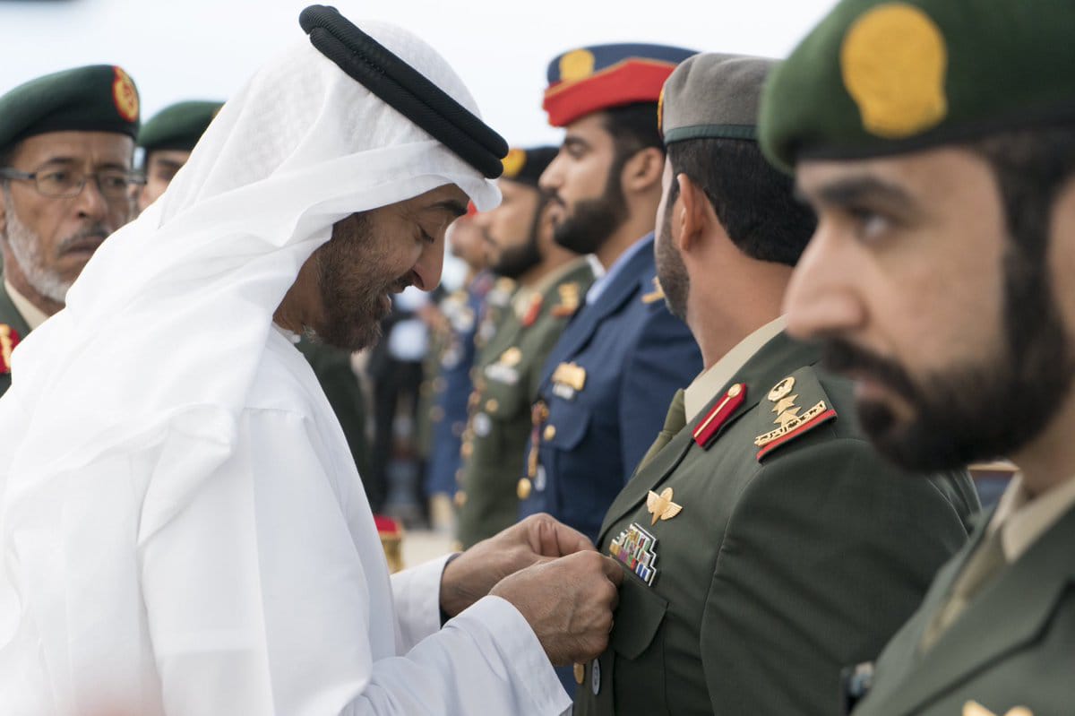 صاحب السمو الشيخ محمد بن زايد يقلد عددا من أبطال القوات المسلحة وسامي المجد والشجاعة 