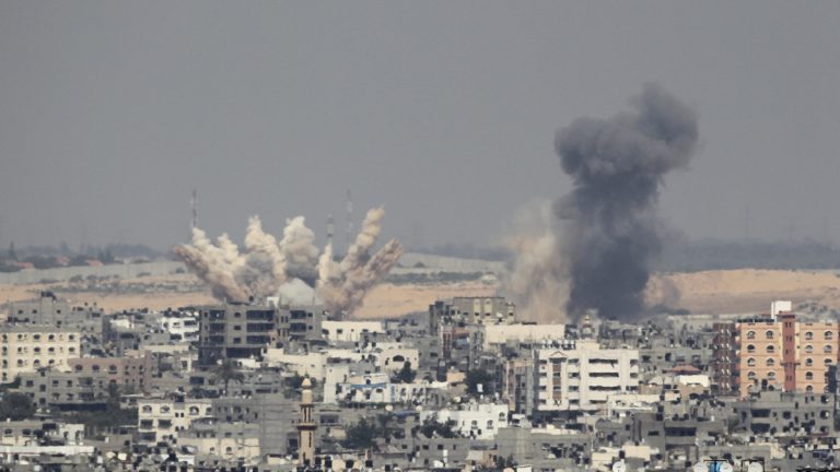الطائرات الإسرائيلية تدمر بناية سكنية وسط غزة (صور)