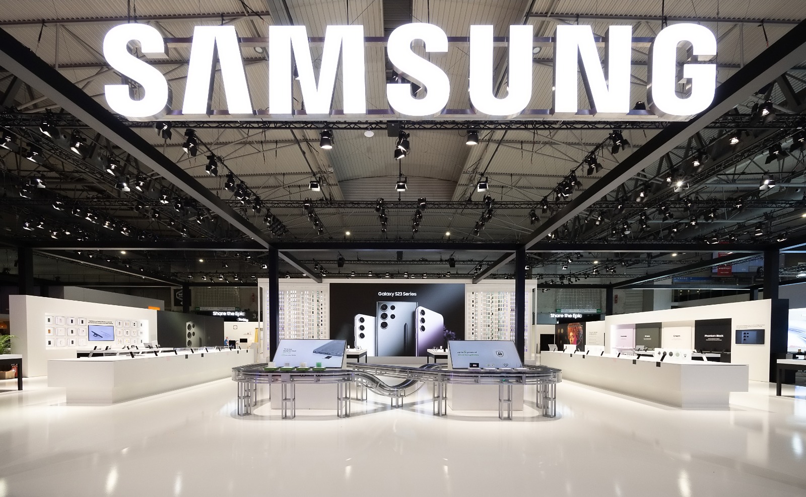 سامسونج تعرض أحدث منتجات Galaxy وخدماتها وابتكاراتها في المؤتمر الدولي للهواتف المحمولة 2023