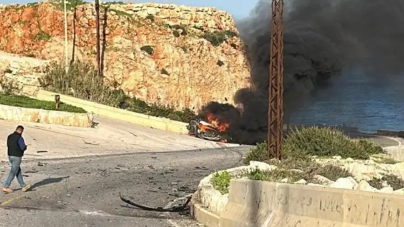 سيارة تفحمت بالكامل.. إسرائيل تغتال 3 من حزب الله في لبنان