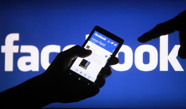 فيسبوك يتعاقد مع موظفين للتلصص على منشوراتك الخاصة