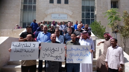 اراضي الزرقاء تنفذ وقفة احتجاجية امام مبنى المديرية وتندد بقانون الضريبة الجديد - صور