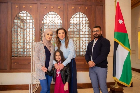 الملكة رانيا العبدالله تلتقي عائلة الطفلة زينة