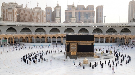 إجراءات جديدة.. السعودية تكشف الفئات التي سيسمح لها بأداء العمرة خلال رمضان