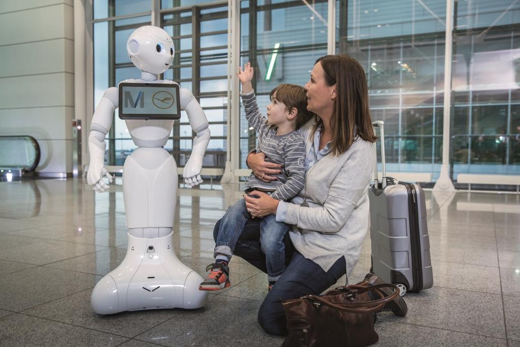 مطار ميونخ ولوفتهانزا يبدآن باختبار روبوت بشري المظهر في المبنى الثاني