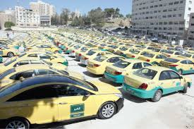 سائقو التاكسي الأصفر يعتصمون في السلط للمطالبة بتوفير مواقف لهم