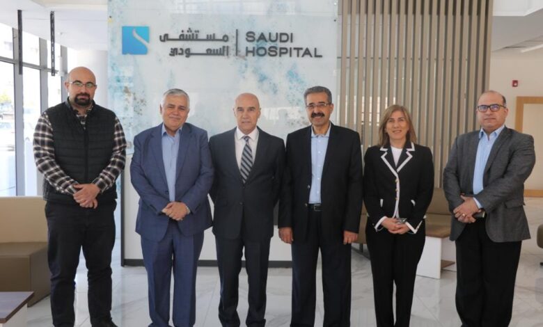 وزير الاستثمار ومدير ادارة الاستشارات بالديوان الملكي يزوران مستشفى السعودي
