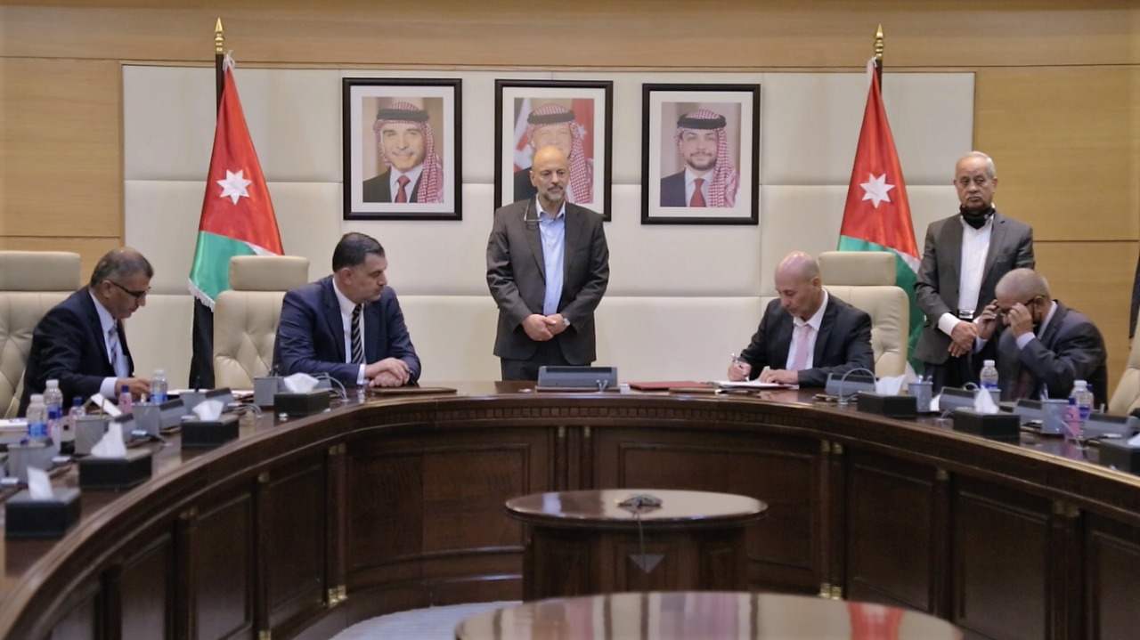 الرزاز يشهد توقيع وزير العمل لاتفاقيات انشاء مصانع لتشغيل أردنيين في صناعات الكرتون والألبسة والصناعات الغذائية