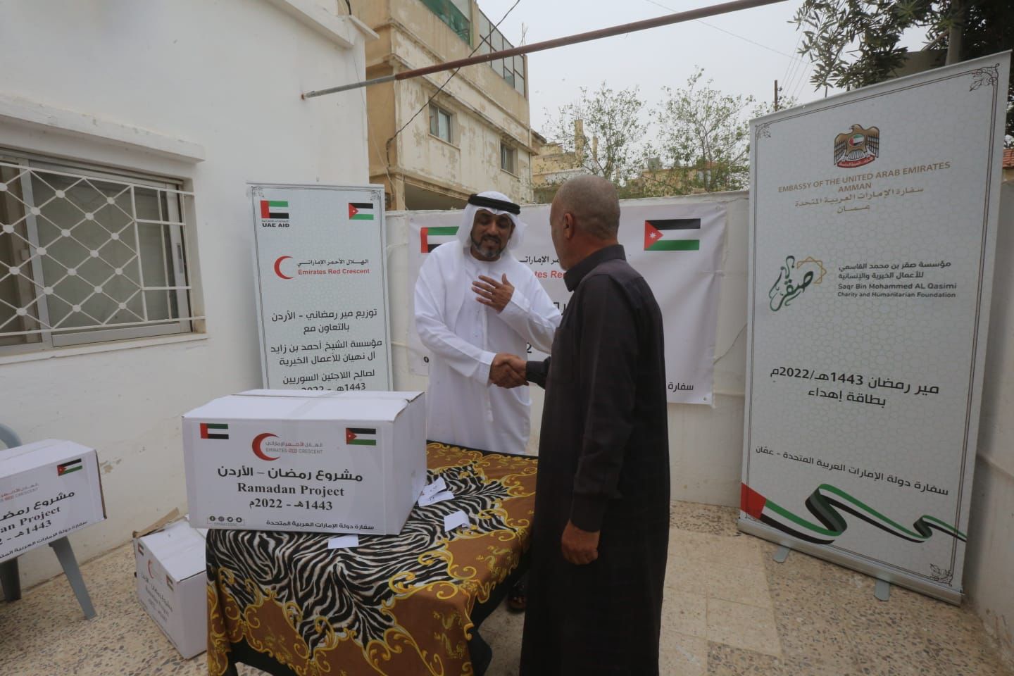  مبادرة توزيع المساعدات على مئات الأسر المستحقه تنظمها سفارة دولة الامارات  