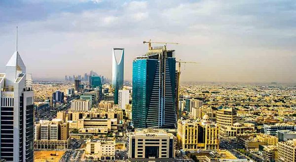 أكثر من 300 الف وافد خرجوا من سوق العمل السعودي خلال العام