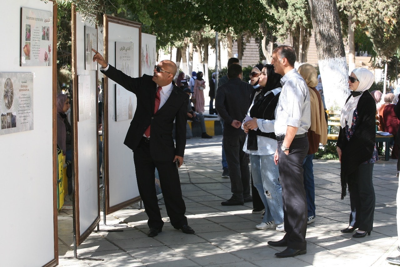ضمن مبادرة 《ثقافة الزهرة》المعرضُ الجوَّال 《أغاني الأرض 》يحطّ رحاله في فضاءات الجامعة الأردنية