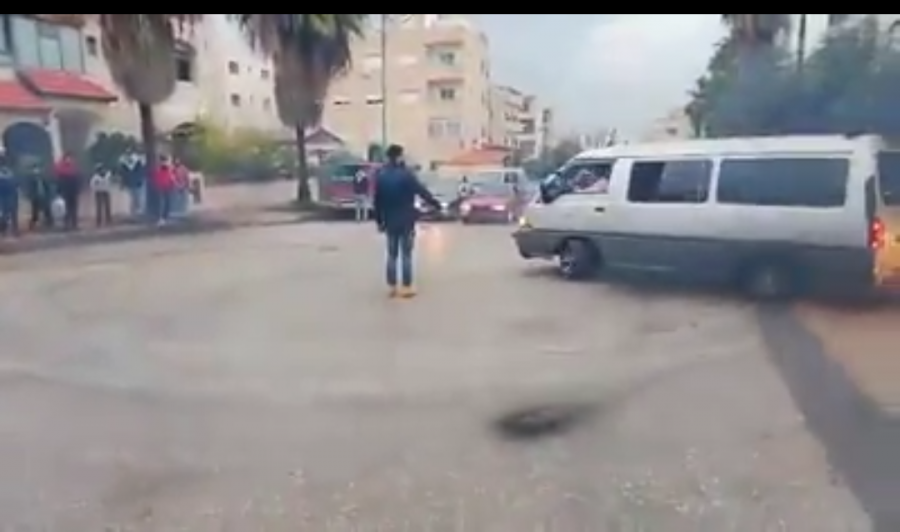 شاهد بالفيديو ...مستهترون يمارسون التفحيط بمركباتهم بشارع رئيسي في عمان