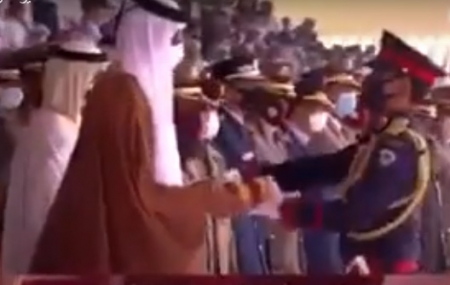 شاهد لحظة تكريم أمير قطر لـ3 ضباط أردنيين