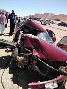 وفاة و5 اصابات بتصادم شاحنة ومركبة على الطريق الصحراوي.. (صور)
