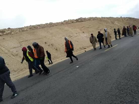 شبان يواصلون المسير من العقبة نحو عمان للمطالبة بوظائف