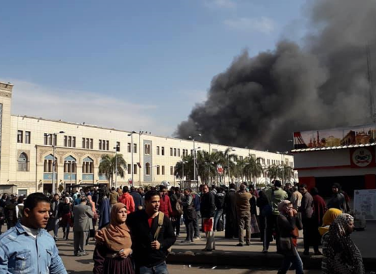 الصور الأولى.. قتلى ومصابين فى حريق هائل داخل محطة قطارات بمصر
