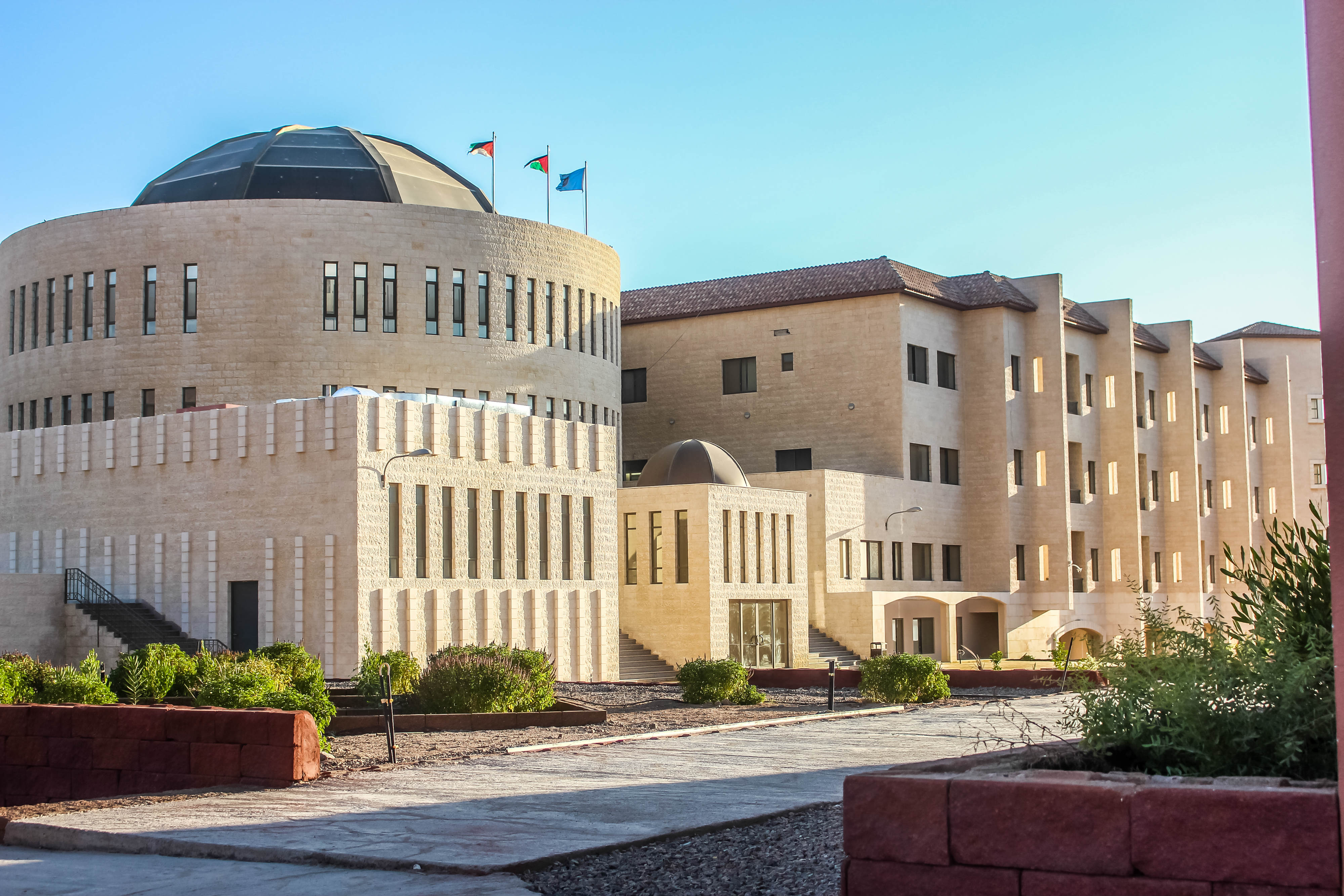 جامعة العقبة للتكنولوجيا   تشارك في المؤتمر الدولي الثاني لعلوم المواد والبيئة بالمغرب 