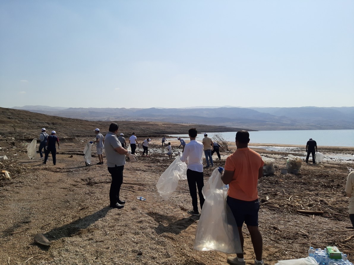 مُنتجع رمادا باي ويندهام البحر الميت يُنظم حملة بيئية  لتنظيف منطقة شاطئ البحر الميت