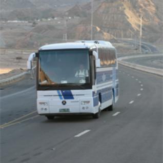 سائقو شركة جت  عمان - العقبة : الدوريات تفتش حافلاتنا بشكل مبالغ وفي جميع النقاط المروية