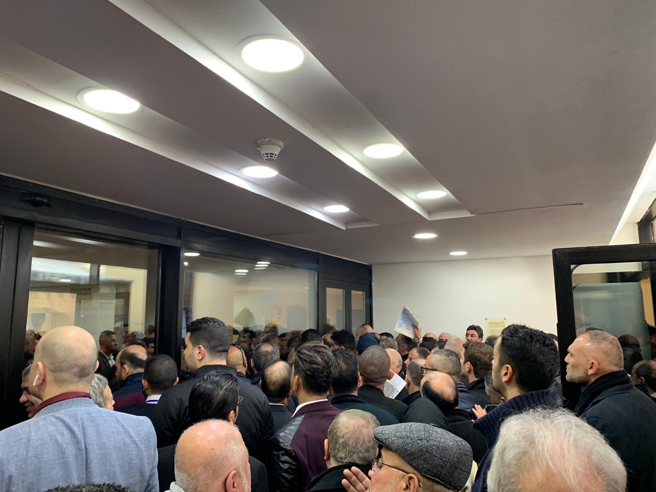 بالفبديو : الهيئة المستقلة تغلق أبواب كلية القدس أمام الناخبين