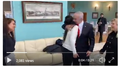 بأحضان وقبلات.. نتنياهو يستقبل السجينة الإسرائيلية في مطار موسكو.. شاهد