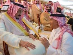 صورة محمد عبده يجثو على ركبة الملك سلمان تشعل مواقع التواصل