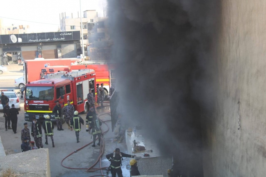 بالصور...الدفاع المدني يخمد حريق مستودع في العاصمة