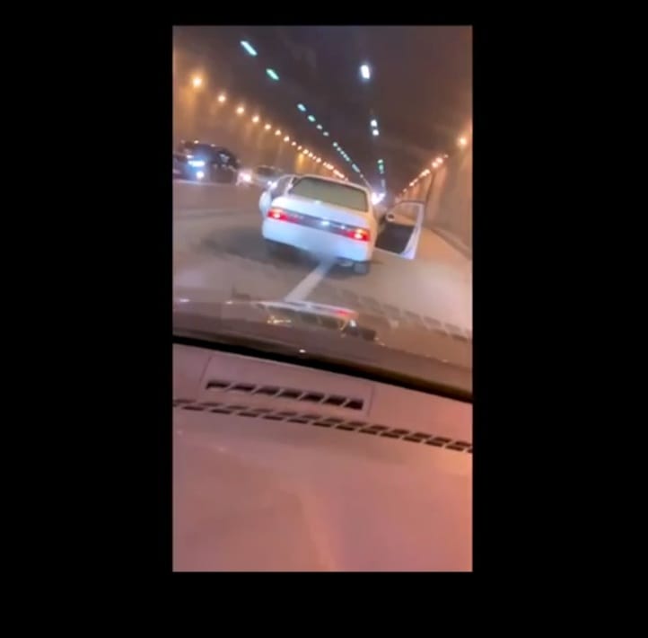 بالفيديو ...ضبط سائق مركبة ظهر خلال فيديو وهو يقوم بإعاقة الحركة المرورية داخل أحد الأنفاق في عمان