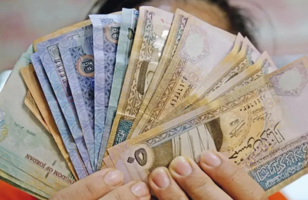 متى يجوز للمؤمّن عليها العزباء سحب اشتراكاتها من الضمان