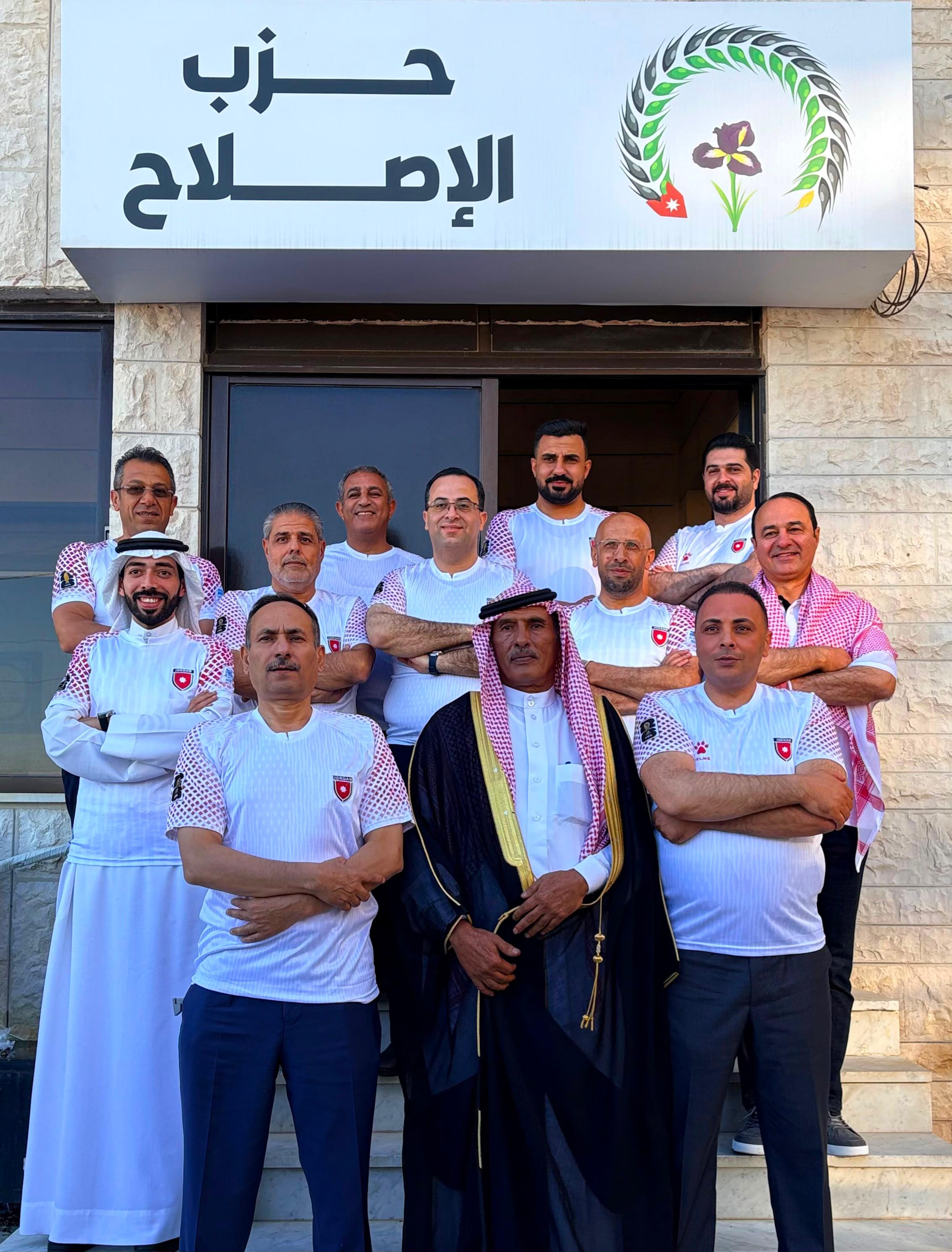 الأمين العام ورئيس المجلس المركزي وأعضاء المكتب السياسي لحزب الإصلاح يرتدون قميص النشامى في أول اجتماعاتهم دعماً للمنتخب الوطني