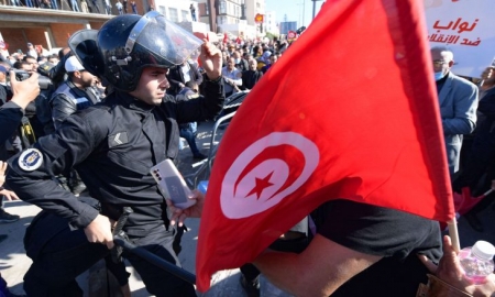 منها أدوات طبخ وتجميل.. “أسلحة المتظاهرين” في تونس تثير موجة من السخرية!! (صور)