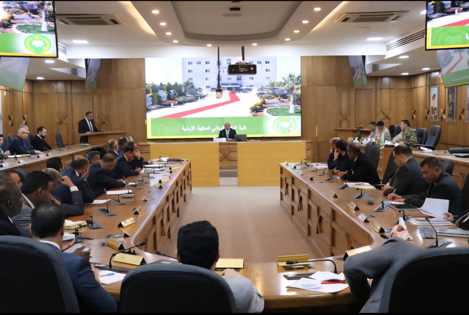 في محاضرة أمام دارسي 《برنامج الإدارة والدراسات الاستراتيجية》 في كلية الدفاع الوطني الملكية الأردنية