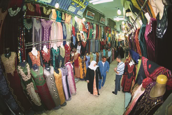تجار ألبسة وأحذية يشتكون الركود عشية العيد
