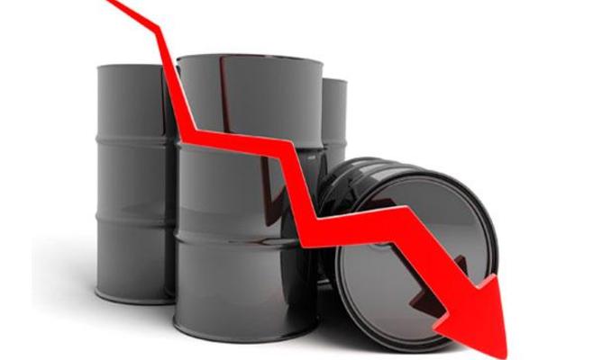 النفط يهبط لأدنى مستوى له منذ شهرين