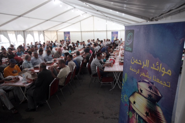 زين تشارك المواطنين وجبة الافطار من خلال 10 موائد الرحمن في 8 محافظات