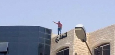 شاهد بالصورة .. شاب يحاول الانتحار من فوق مول في اربد