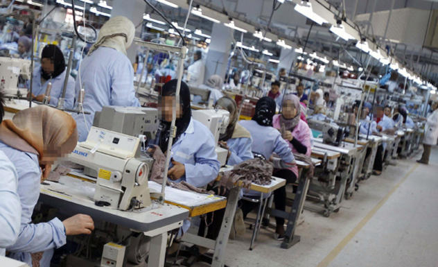 عاملات: مصنع ألبسة بالطفيلة لا يتقيد بالحد الأدنى للأجور