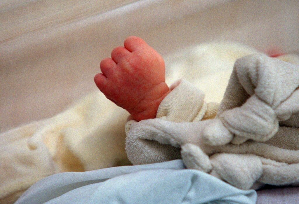 الكرك… شقيقتان ترميان جثة طفل حديث الولادة بالوادي