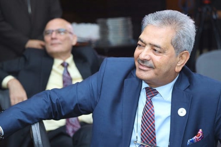 فوز ابراهيم ابو زايد ( ابو اليسار) رئيسا للجنة النقل البري في الامارات ضمن انتخابات اللجنة