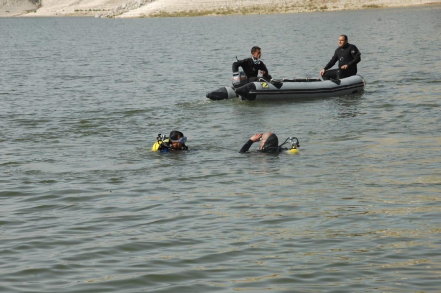 قوارب الدفاع المدني تنقذ شخصا تعرض للغرق في البحر الميت