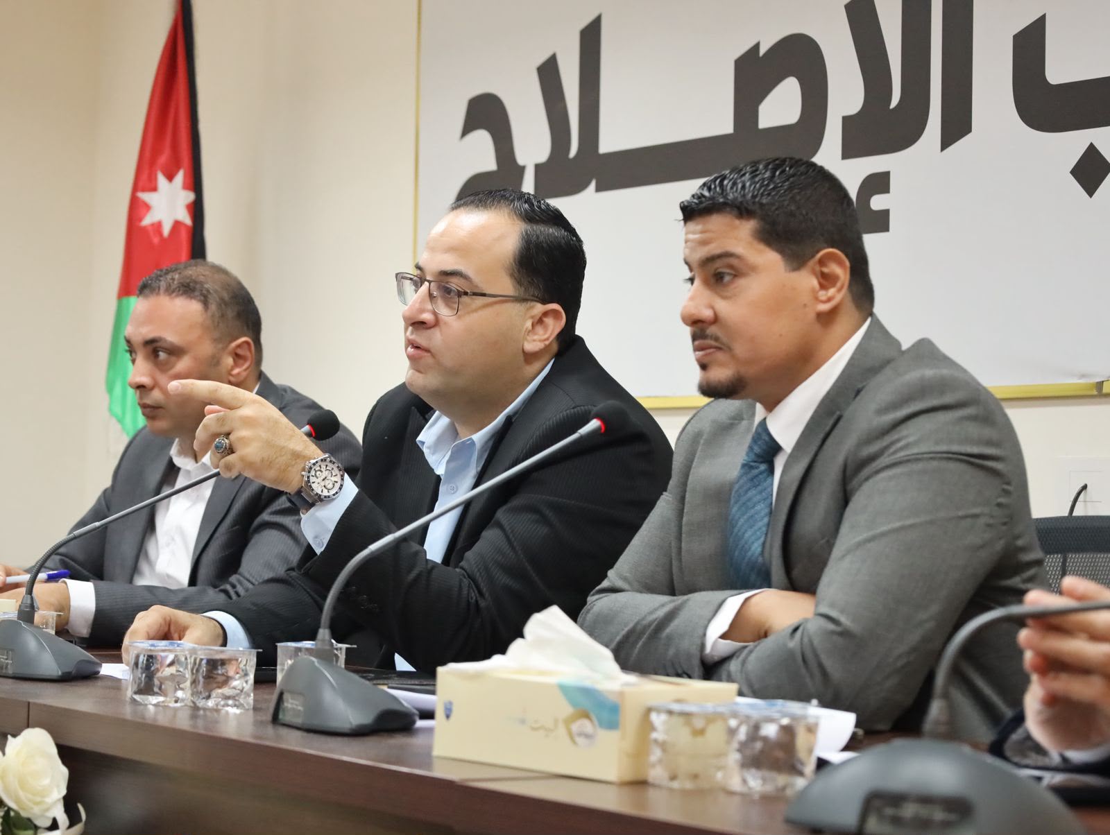 قبل أن تحكم على الأحزاب… اقترب منها