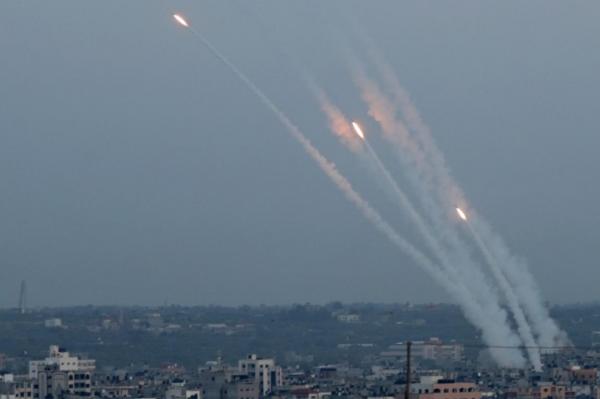 رشقة صاروخية من غزة تصل مطار ريمون على بعد 220 كم
