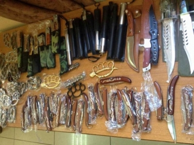 مصادرة كميات من الاسلحة البيضاء على بسطات مخالفة وسط البلد