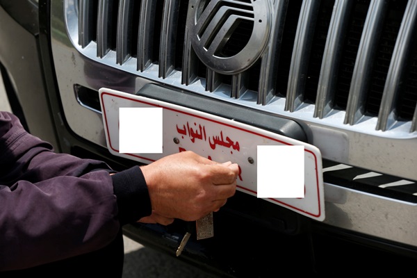 زوج نائبة يدهس مواطناً بسيارتها في عمان