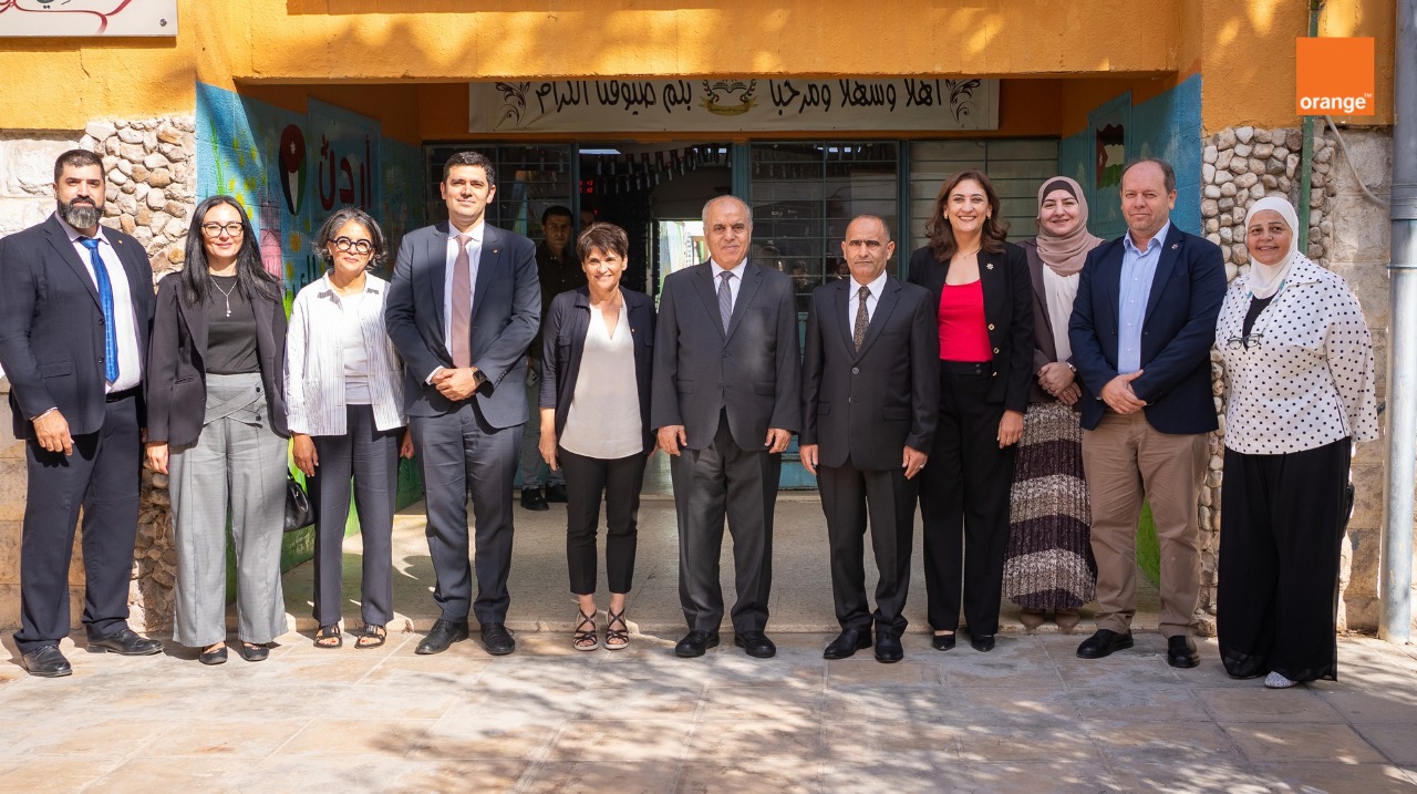 وزير التربية والتعليم والرئيس التنفيذي لأورنج الأردن يزوران مدرسة تابعة لبرنامج "المدارس الرقمية" الأول من نوعه في المملكة