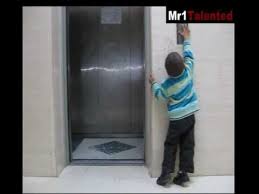 نصف ساعة لتحرير طفل علقت ساقيه في مصعد باربد ..!
