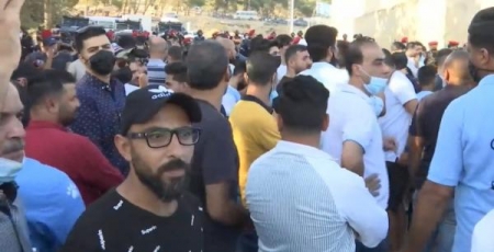 جماهير الفيصلي تعتصم أمام مقر النادي وتطالب برحيل الإدارة الحالية