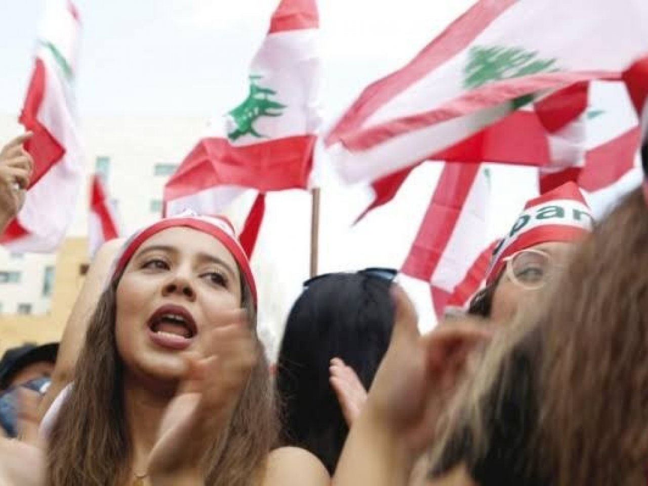 بالفيديو و الصور .. لبنانيات يطلقن حملة 《تزوجني بدون مهر》 .. ومغردون: جاهزين!